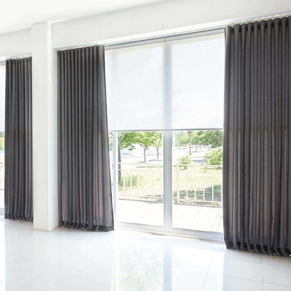 Cortinas modernas Pentagrama usadas en un ambiente amplio con vista a un parque