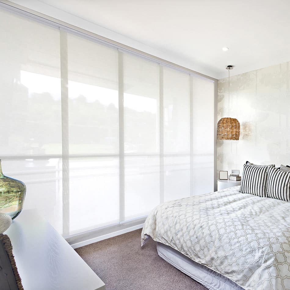Habitación de una casa renovada con cortinas enrollables Pentagrama