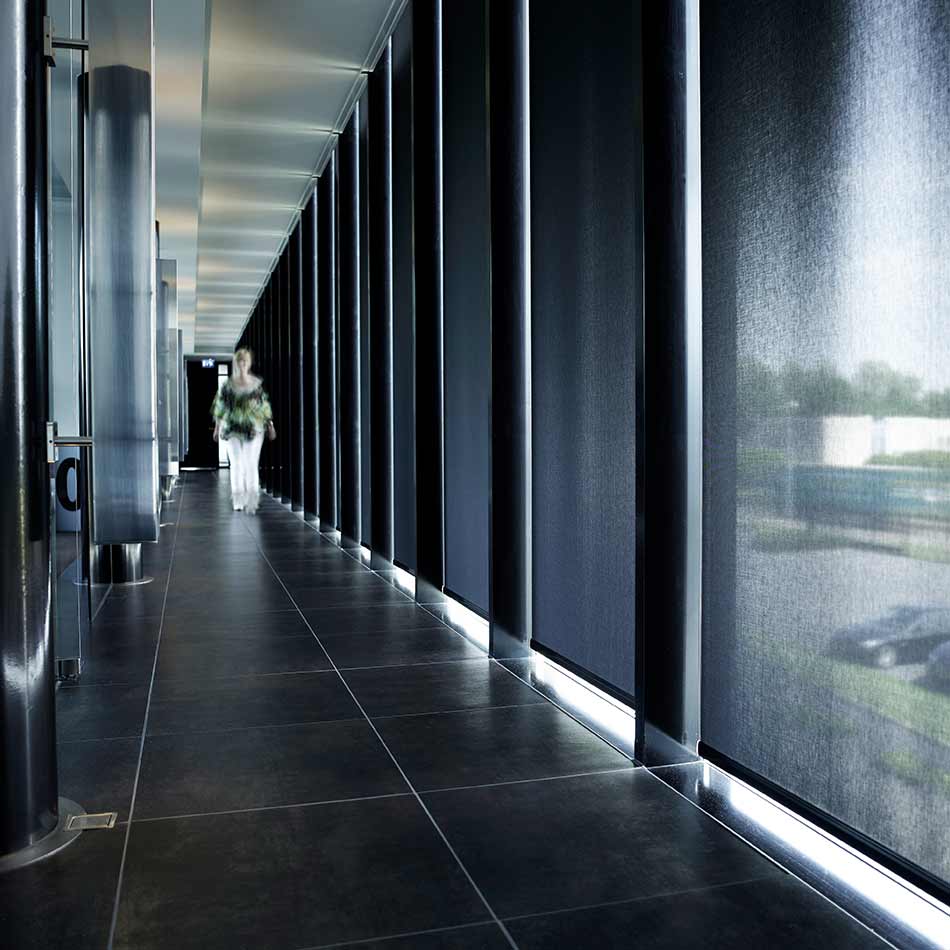 Cortinas y persianas para oficinas usadas en el corredor