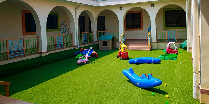 foto-secundaria-grama-artificial-003 Pasto sintético en un jardín con juegos para niños