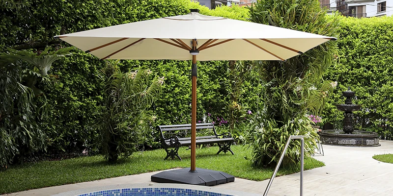 Parasol elegante para piscina con diseño moderno.