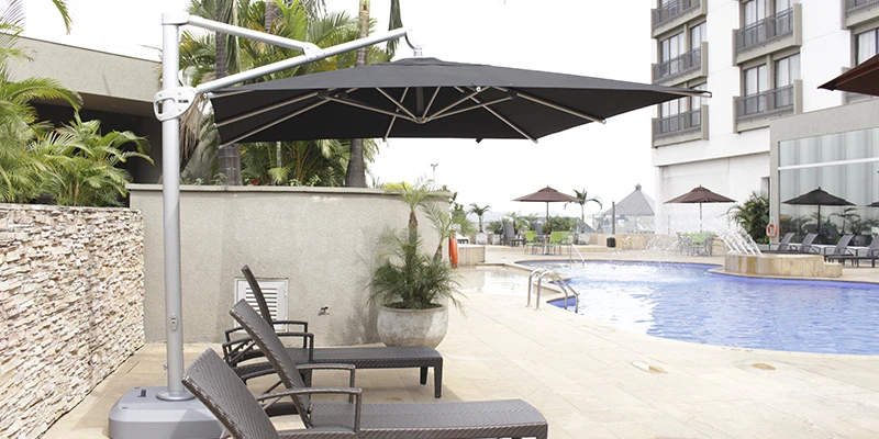 Parasol elegante para piscina con diseño moderno.
