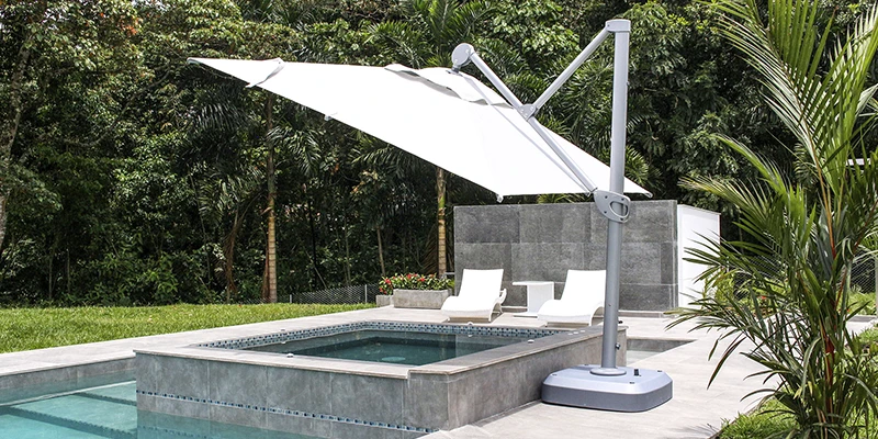 Parasol elegante para piscina con diseño moderno.