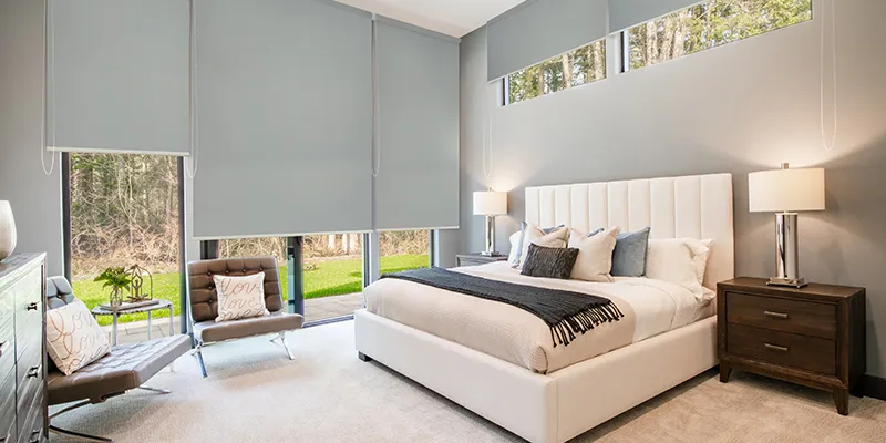 Dormitorio moderno con persianas blackout que ofrecen privacidad y confort.