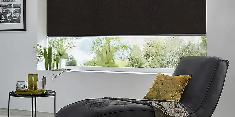Dormitorio moderno con cortinas blackout roller