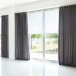 Cortinas modernas Pentagrama usadas en un ambiente amplio con vista a un parque