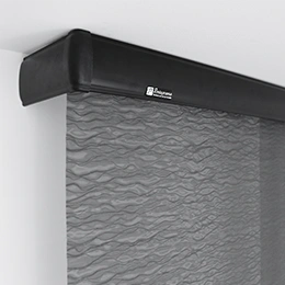 Detalle cenefa de aluminio en el panel japonés