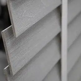Detalle a las persianas de madera con las lamas cerradas