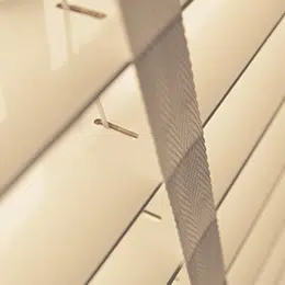 Detalle a las persianas de madera con cinta de algodón