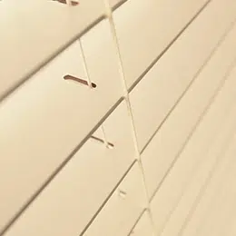 Detalle a las persianas de madera en escalerilla