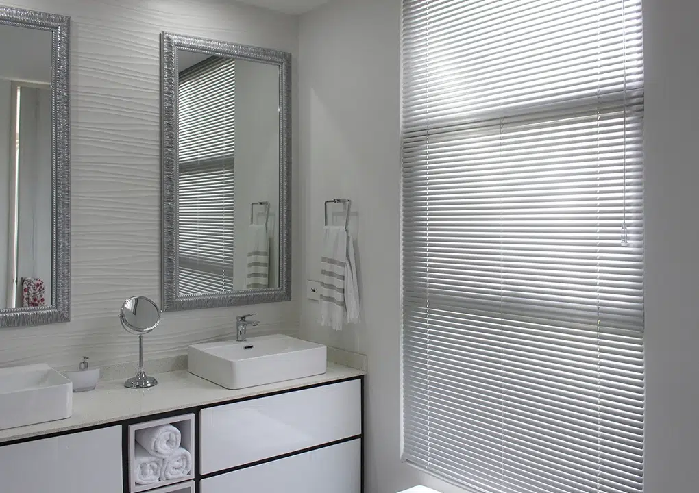Mini persianas de aluminio en un baño moderno
