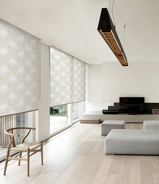 Sala de una casa moderna con persianas enrollables Pentagrama con diseño