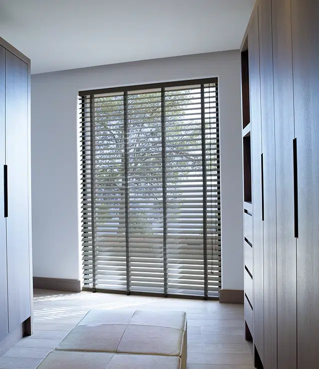 Persianas de madera en un walking closet moderno e iluminado