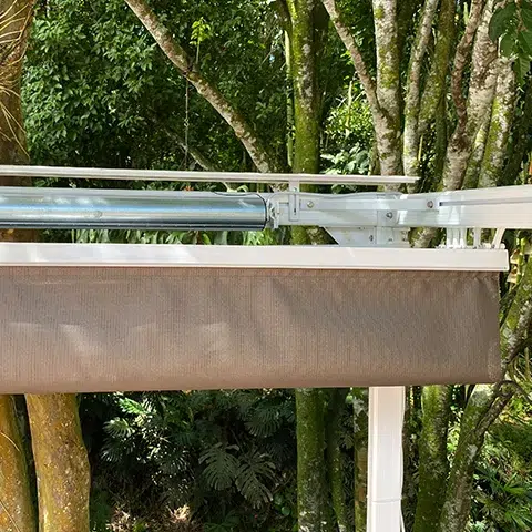 Detalle de la estructura de la pérgola donde se aprecia el modo de accionamiento