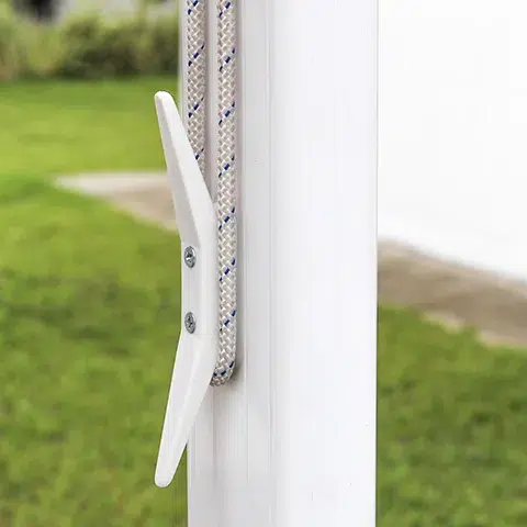 Detalle del mando del cordel de la pérgola