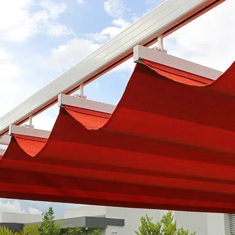 Detalle de una pérgola Romana color rojo donde se aprecia el pliegue