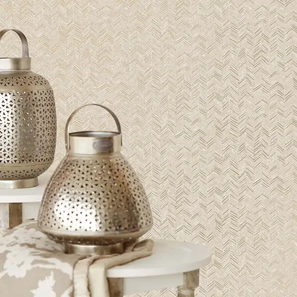 Faroles de metal decorativos sobre una mesa con fondo texturizado de papel de colgadura.