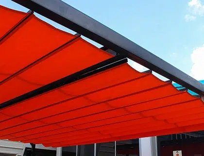 Pérgola Romana en color rojo en espacio al aire libre