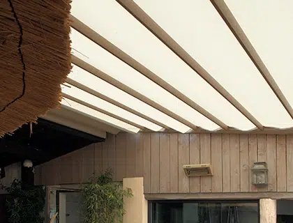 Pérgola Romana blanca en espacio semi abierto