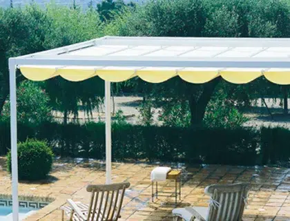 Pérgola Romana de color amarillo cubriendo un patio