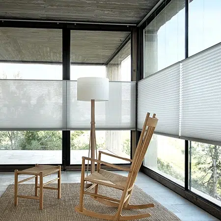 Persianas Honeycell en Bogotá con luz natural en sala de estar.