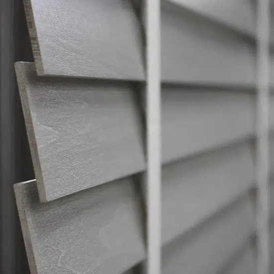 Detalle en zoom de nuestras persianas de madera cerradas en color gris