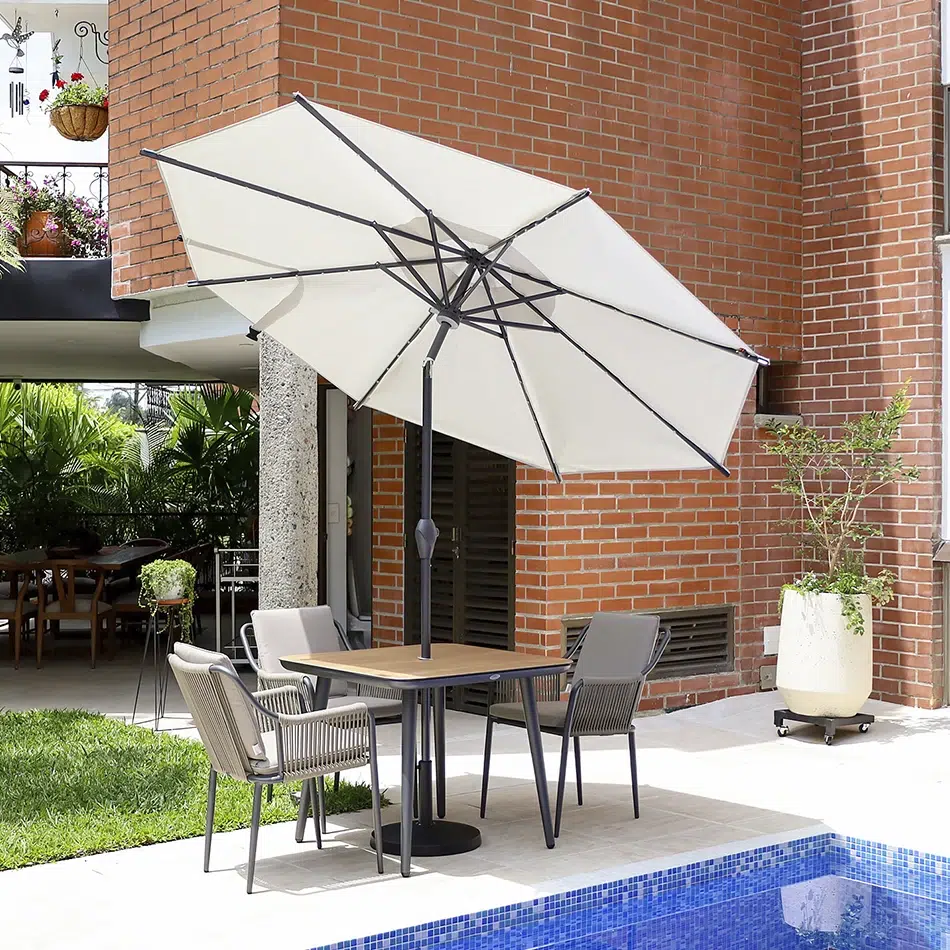 Parasol grande sobre mesa junto a la piscina