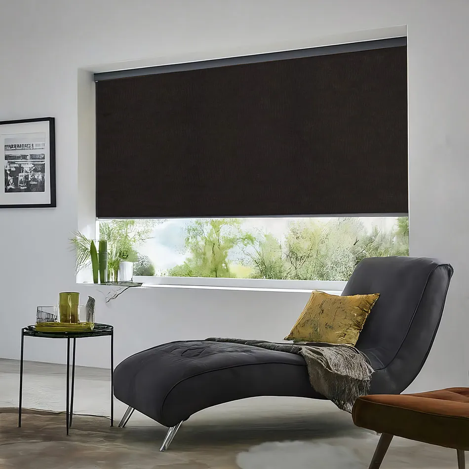 Persiana blackout tipo roller en un ambiente moderno