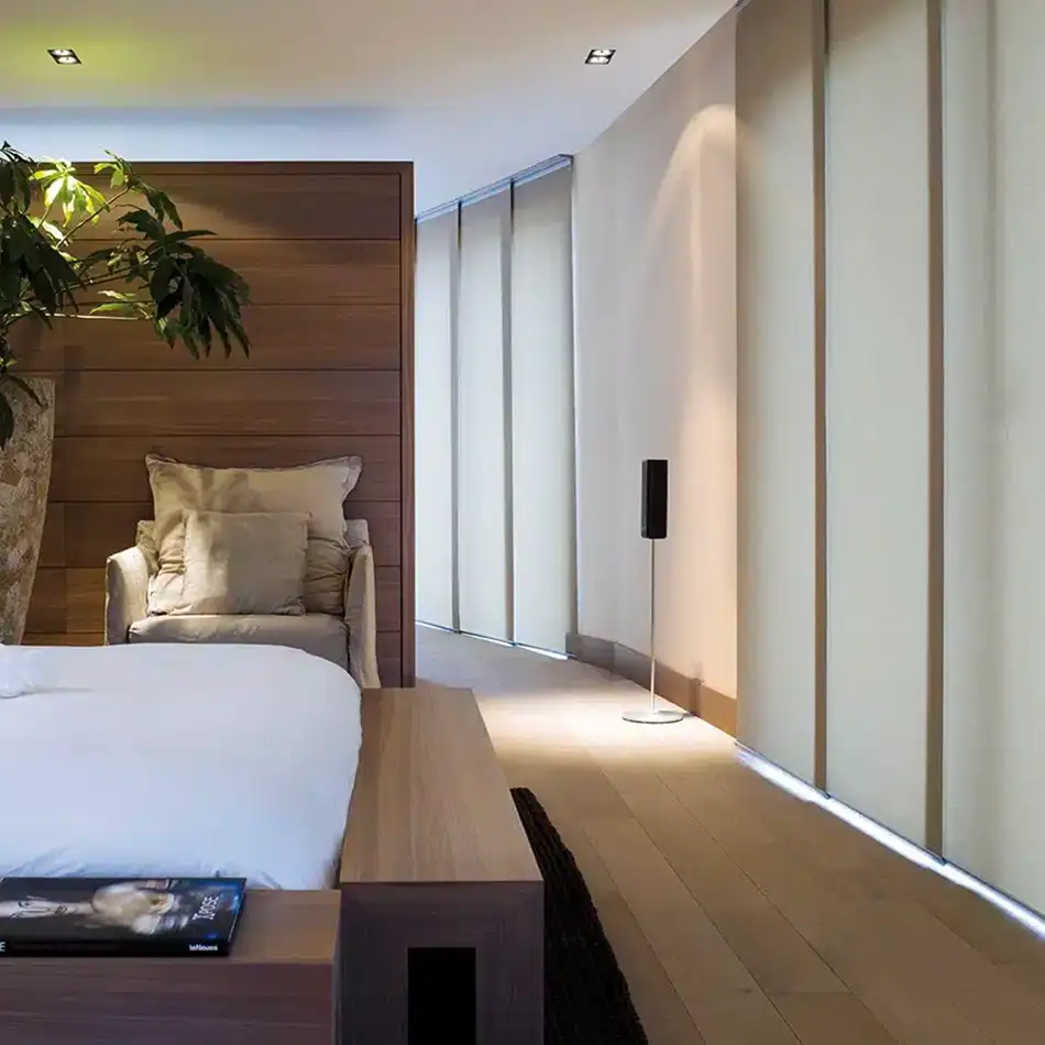 Paneles japoneses en habitacion moderna, persianas decorativas que aportan elegancia y control de luz