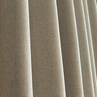 Detalle de la caída en pliegues de una cortina de lino beige