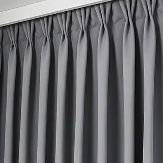 Detalle de los pliegues pinzados de una cortina gris