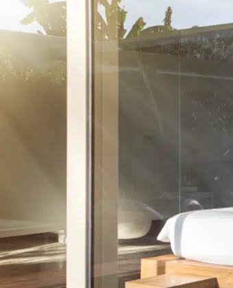 Película solar Hüper Optik en un ventanal, filtrando la luz del sol en un dormitorio