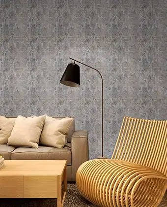 Papel de colgadura gris con textura en una sala con sofá y silla de madera