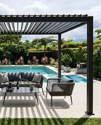 Pérgola bioclimática Palco en aluminio gris con lamas orientables junto a una piscina