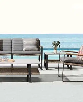 Muebles de exterior Solattu: sofá y sillones en tono gris frente al mar